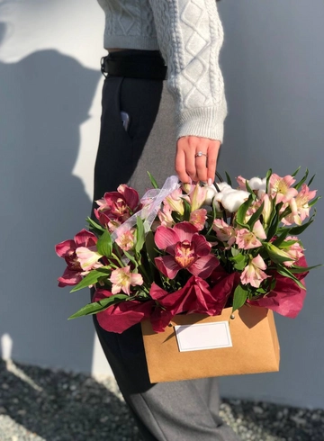 Композиция в сумочке из орхидей с белым хлопком от интернет-магазина цветов в 