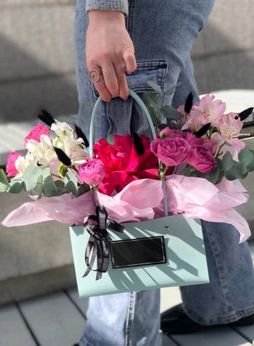 Композиция в сумочке из роз с эвкалиптом от интернет-магазина цветов в 