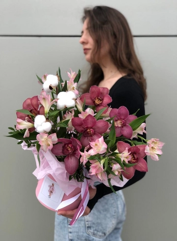 Композиция в шляпной коробке из орхидей с альстромерией от интернет-магазина цветов в 