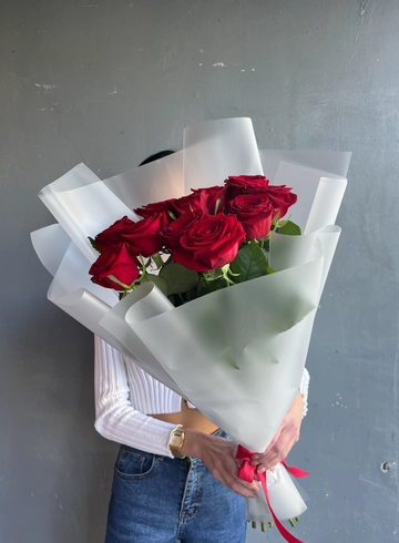 Монобукет из красных роз в матовой плёнке от интернет-магазина цветов в 