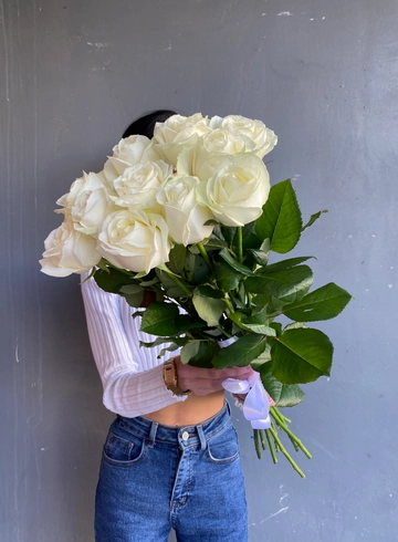 Монобукет из белых роз под ленту от интернет-магазина цветов в 