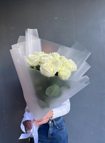 Монобукет из белых роз в матовой плёнке от интернет-магазина цветов в 