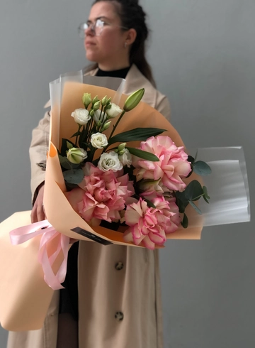 Сборный букет из ажурных роз с лилией от интернет-магазина цветов в 