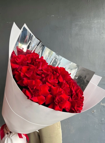 Красные ажурные розы в белом от интернет-магазина цветов в 