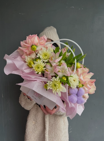 Композиция в сумочке с хризантемами от интернет-магазина цветов в 