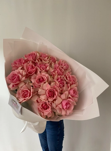 Букет из нежно-розовых ажурных роз от интернет-магазина цветов в 