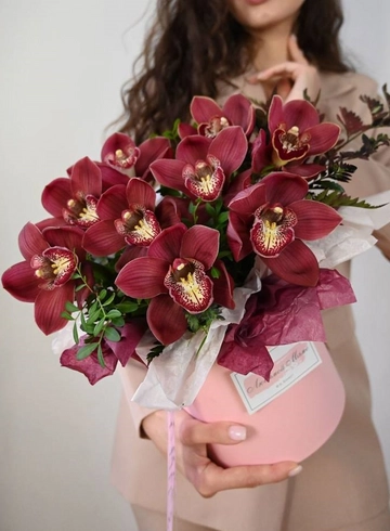 Композиция в шляпной коробке из бордовых орхидей от интернет-магазина цветов в 