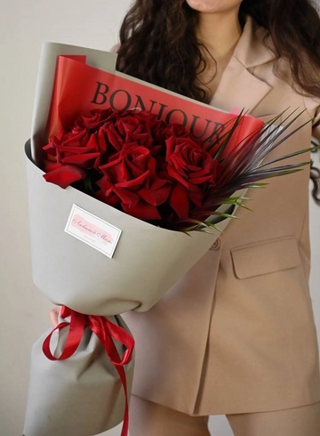 Монобукет из красных ажурных роз от интернет-магазина цветов в 