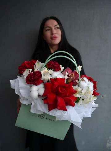 Композиция в сумочке в красных оттенках от интернет-магазина цветов в 