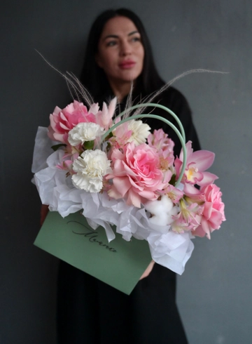 Композиция в сумочке в розовых оттенках от интернет-магазина цветов в 