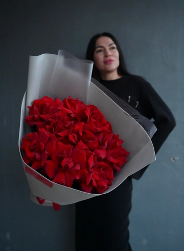 Букет из красных ажурных роз от интернет-магазина цветов в 