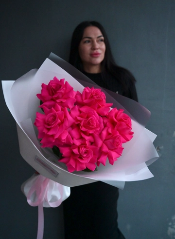 Букет из малиновых ажурных роз от интернет-магазина цветов в 