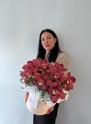 Композиция в коробке из бордовых орхидей от интернет-магазина цветов в 