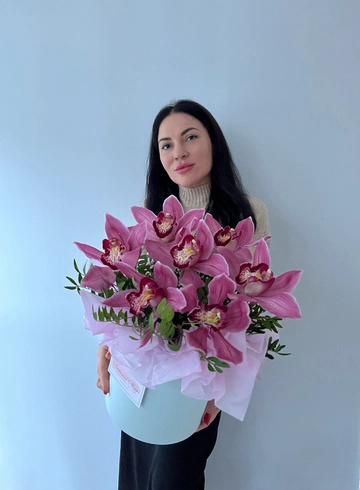 Композиция в коробке из розовых орхидей от интернет-магазина цветов в 