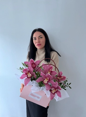 Композиция в сумочке из розовых орхидей от интернет-магазина цветов в 