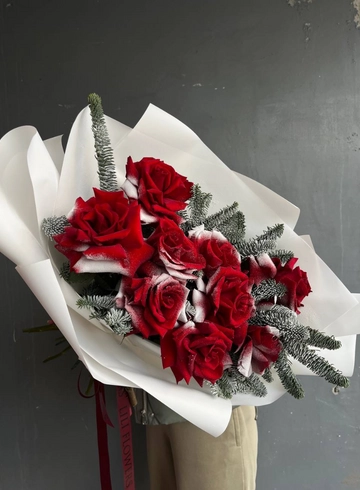 Новогодний букет из ажурных роз с нобилисом от интернет-магазина цветов в 