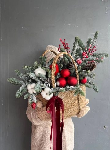 Новогодняя композиция в красных оттенках от интернет-магазина цветов в 