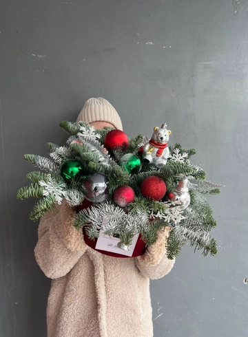 Новогодняя композиция в красно-зелёных оттенках от интернет-магазина цветов в 