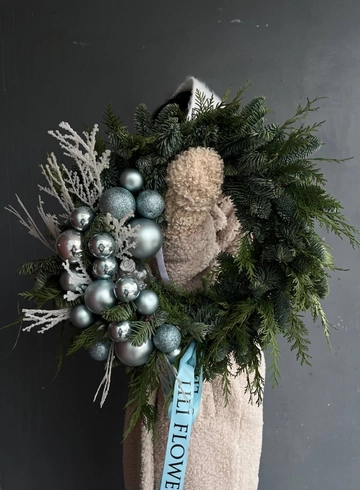 Новогодний венок из нобилиса с игрушкам от интернет-магазина цветов в 