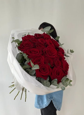 Букет из классических красных роз с эвкалиптом от интернет-магазина цветов в 