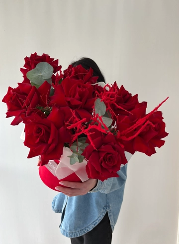 Яркая композиция из ажурных роз с эвкалиптом от интернет-магазина цветов в 