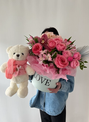 Комбо-набор из нежной композиции с мягкой игрушкой от интернет-магазина цветов в 
