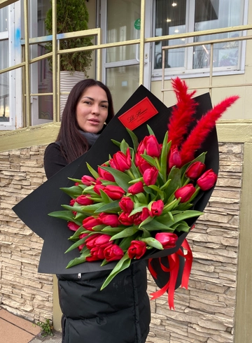 Букет из красных тюльпанов с перьями от интернет-магазина цветов в 