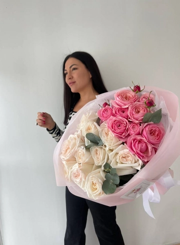 Букет из пионовидных и кустовых роз от интернет-магазина цветов в 