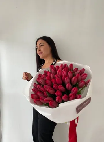 Букет из 51 красного тюльпана от интернет-магазина цветов в 