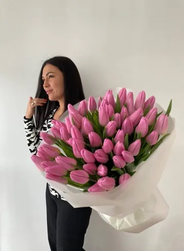 Букет из 51 розового тюльпана от интернет-магазина цветов в 