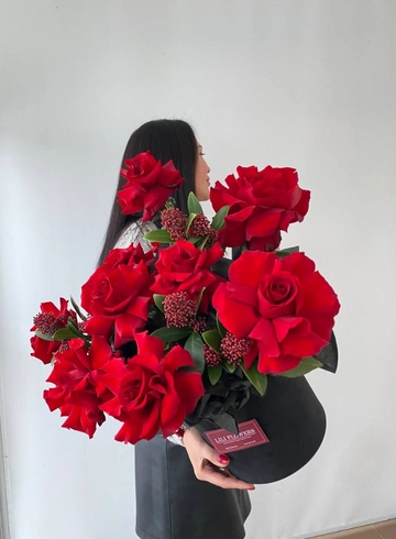 Яркая композиция в коробке из ажурных роз со скимией от интернет-магазина цветов в 