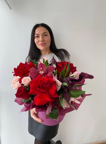 Композиция в коробке в красных тонах от интернет-магазина цветов в 