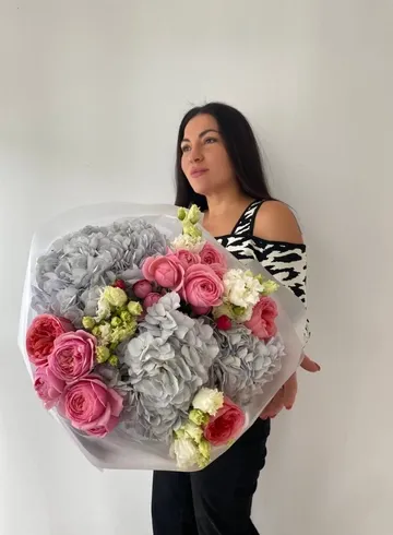 Сборный букет с гортензиями &laquo;Стиль&raquo; от интернет-магазина цветов в 