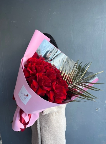 Букет из красных сафи с робелини от интернет-магазина цветов в 