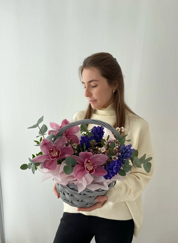 Сборная композиция из орхидей и гиацинтов от интернет-магазина цветов в 