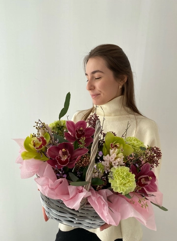 Композиция в корзине с орхидеями от интернет-магазина цветов в 