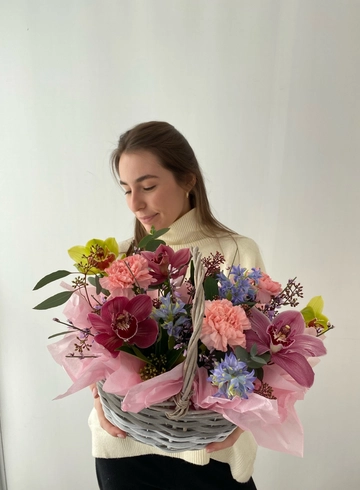 Композиция в корзине из орхидей с диантусами от интернет-магазина цветов в 