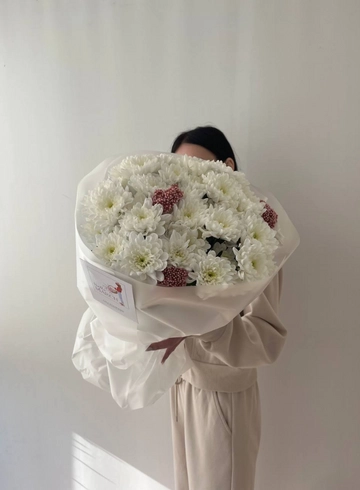 Букет из кустовых хризантем с озотамнусом от интернет-магазина цветов в 