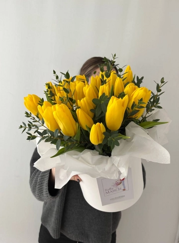 Композиция из тюльпанов с эвкалиптом от интернет-магазина цветов в 