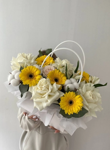 Яркая композиция в сумочке с герберами от интернет-магазина цветов в 