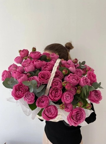 Кустовые розы в корзине от интернет-магазина цветов в 