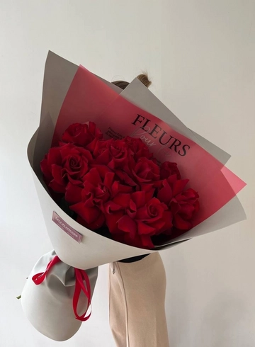 Букет из метровых роз в сером оформлении от интернет-магазина цветов в 