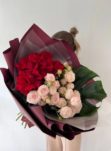 Сборный букет с кустовыми розами бомбастик от интернет-магазина цветов в 