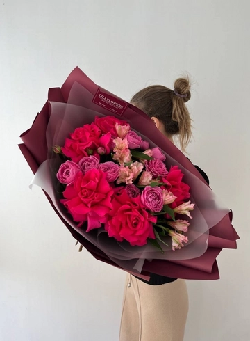 Сборный букет с яркими розами от интернет-магазина цветов в 
