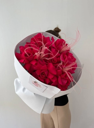 Букет из малиновых роз с ковылём от интернет-магазина цветов в 