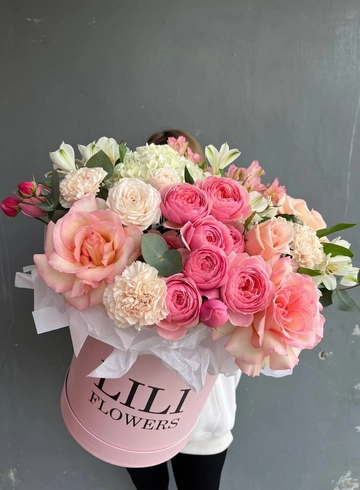 Композиция в шляпной коробке с Сильва Пинк от интернет-магазина цветов в 