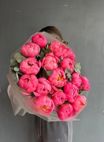 Монобукет с яркими пионами и эвкалиптом от интернет-магазина цветов в 