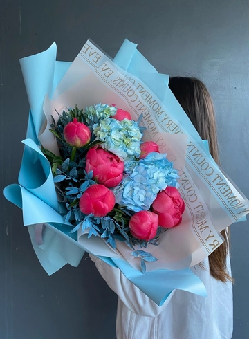 Сборный букет из пионов с гортензией от интернет-магазина цветов в 