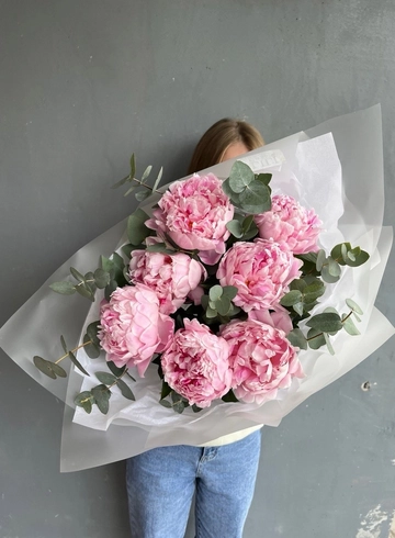 Букет из нежно-розовых пионов с эвкалиптом от интернет-магазина цветов в 