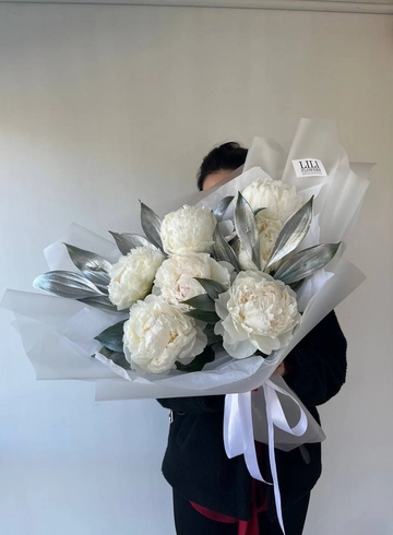 Букет из белых пионов с рускусом от интернет-магазина цветов в 